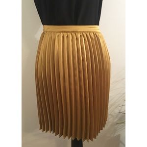 Motel Rocks Festive Metallic Gold Pleated Skirt ✨